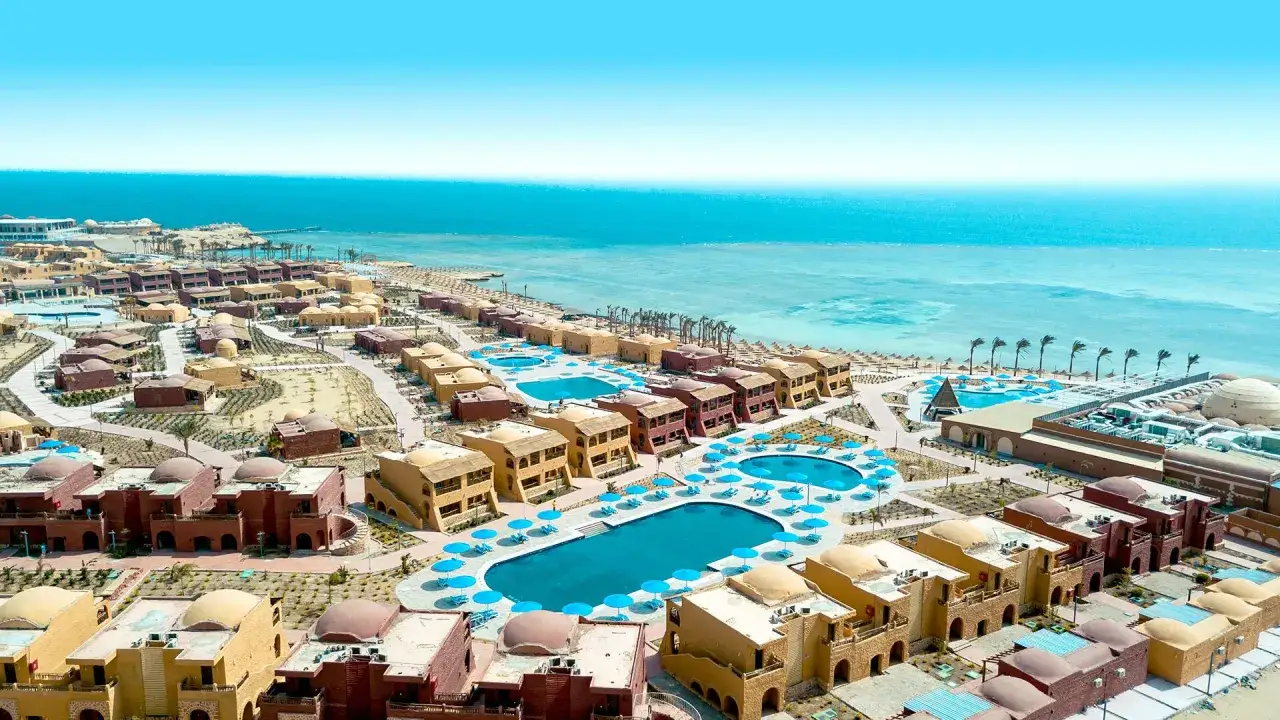 Widok z lotu ptaka na kompleks hotelowy Pickalbatros Marsa Alam z basenami i plażą nad Morzem Czerwonym.