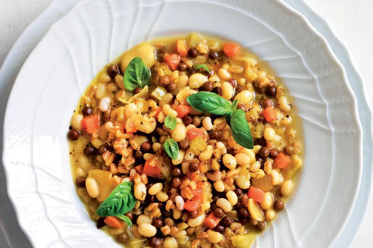 Minestra di farro e verdure ingredienti freschi
