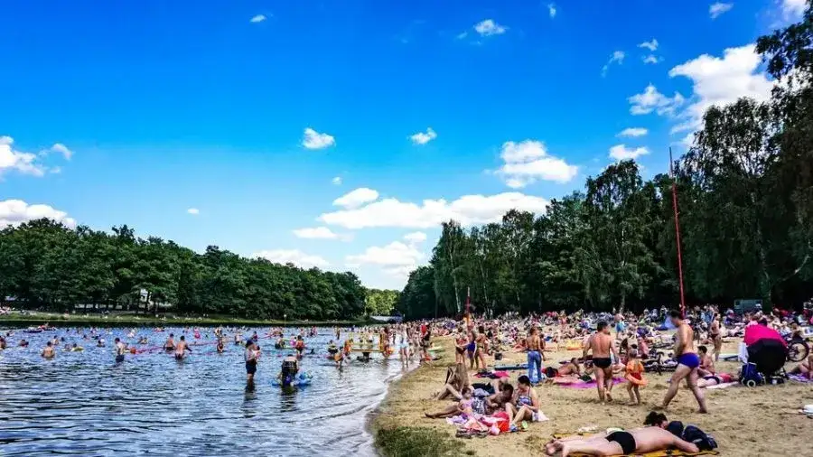 Malownicze jezioro łódzkie z plażą i ludźmi wypoczywającymi
