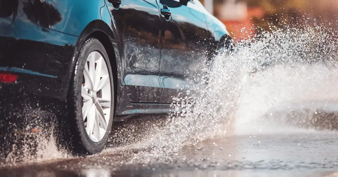 samochód aquaplaning deszcz klin wodny