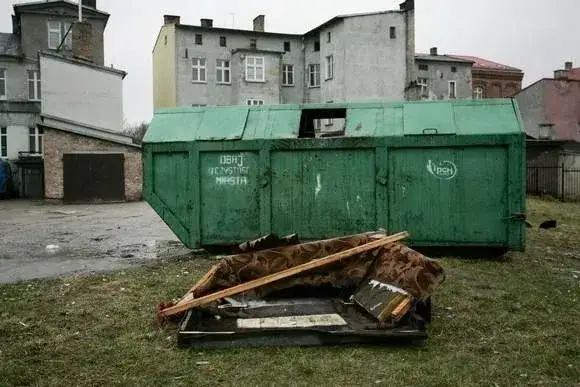 sterta śmieci plastik butelki opony stare meble