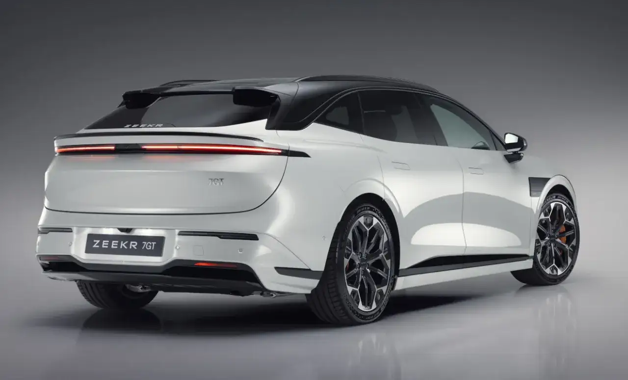 Der wei&szlig;e Zeekr 7 GT mit schwarzem Dach und markanten Felgen zeigt seine elegante Heckansicht.