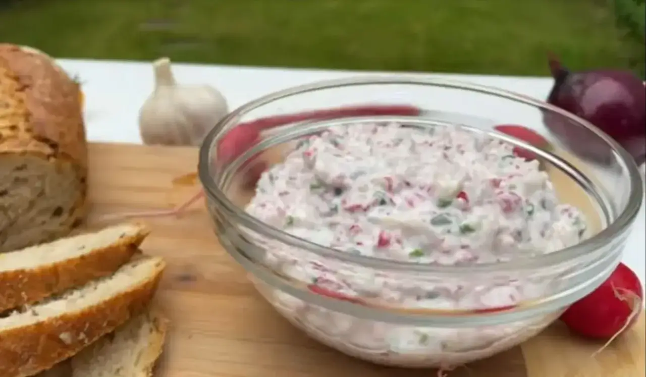Pyszna pasta z rzodkiewki z dodatkiem szczypiorku, podana z chlebem. Idealna na wiosenną przekąskę.