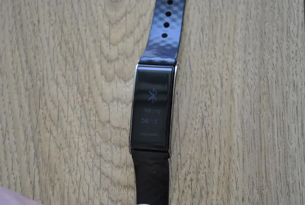 Smartband Huawei z komunikatem 