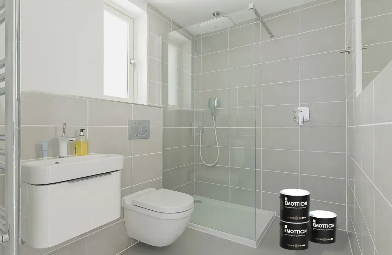 Bagno moderno con doccia, lavabo e WC. Barattoli di vernice per dipingere piastrelle bagno idee.