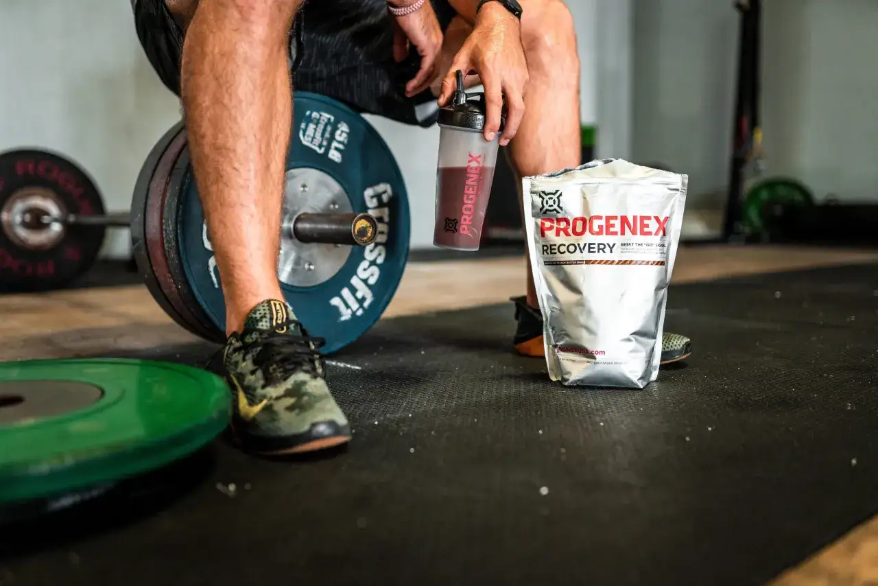 Po treningu, kiedy pić shake proteinowy? Progenex Recovery to idealny wybór dla regeneracji mięśni po wysiłku.