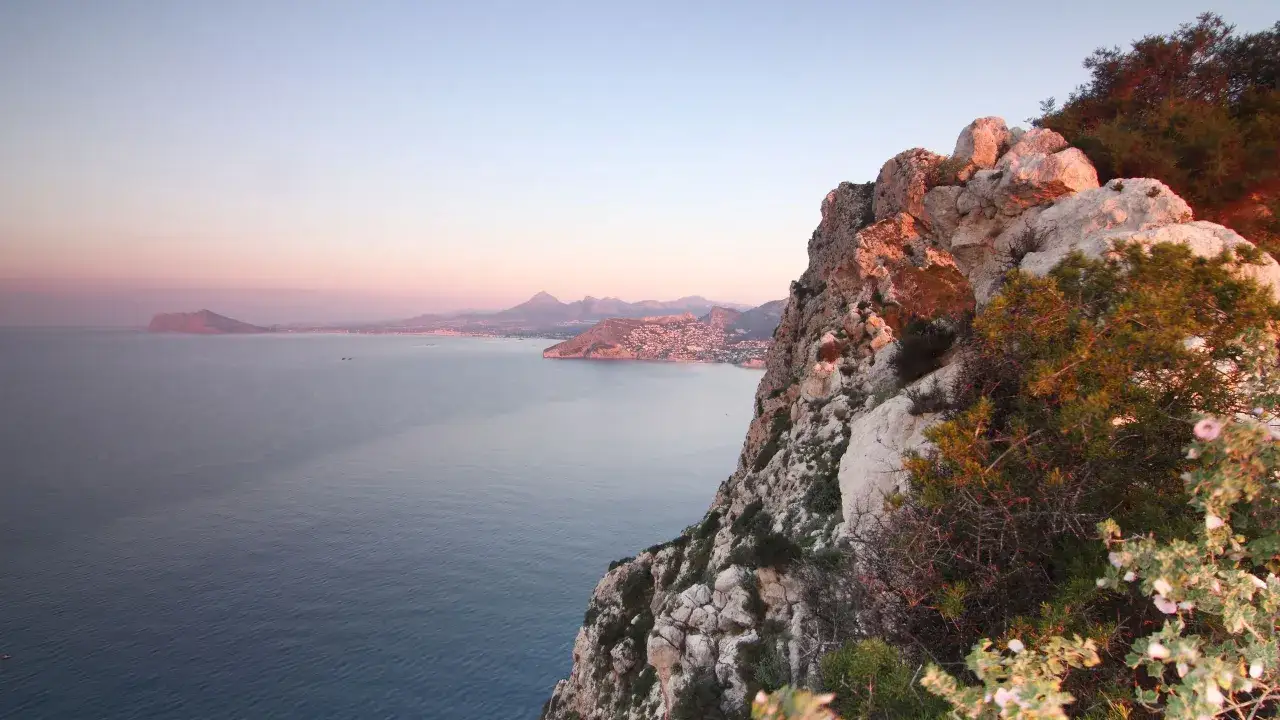 Atardecer en la costa. Senderismo alicante con vistas al mar y monta&ntilde;as.