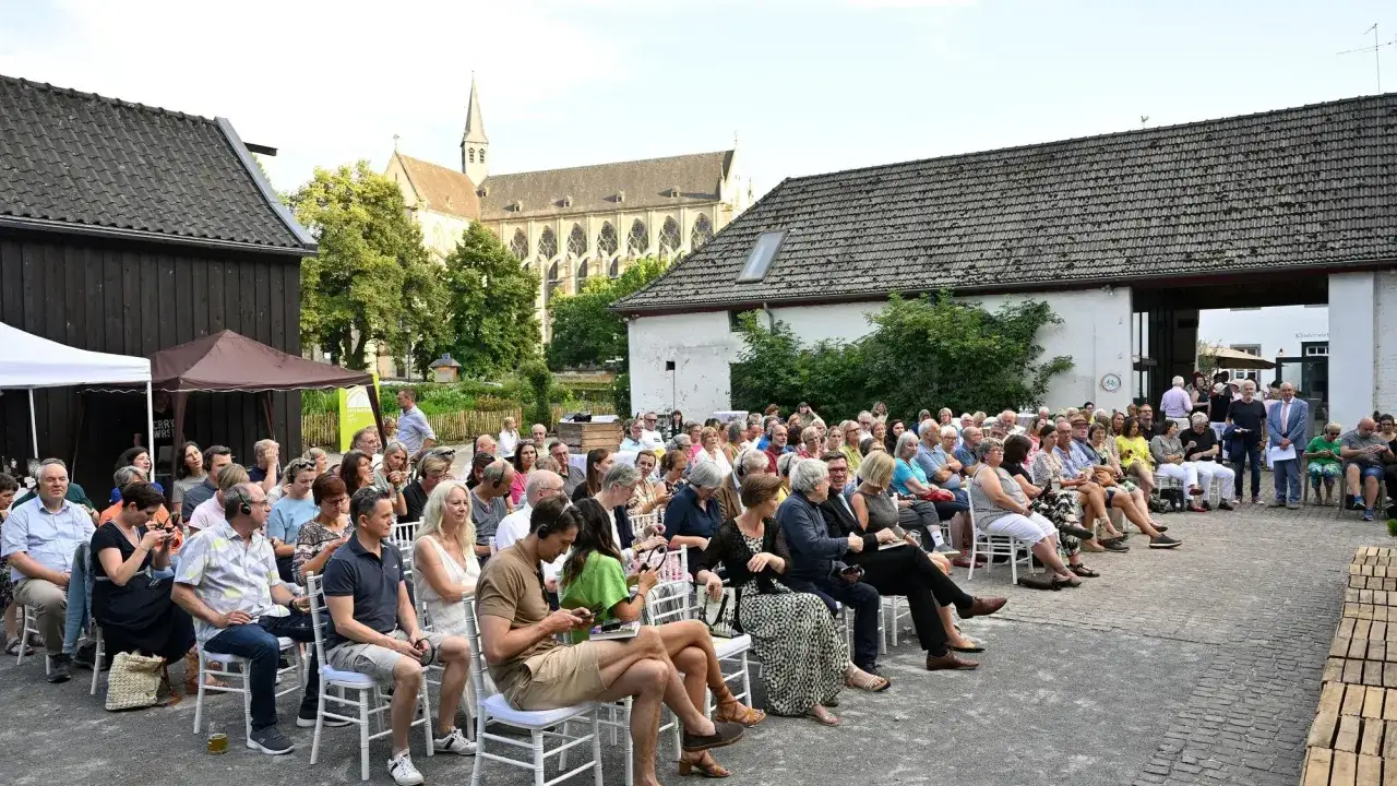 Menschen lauschen gespannt einer Lesung im Rahmen von 