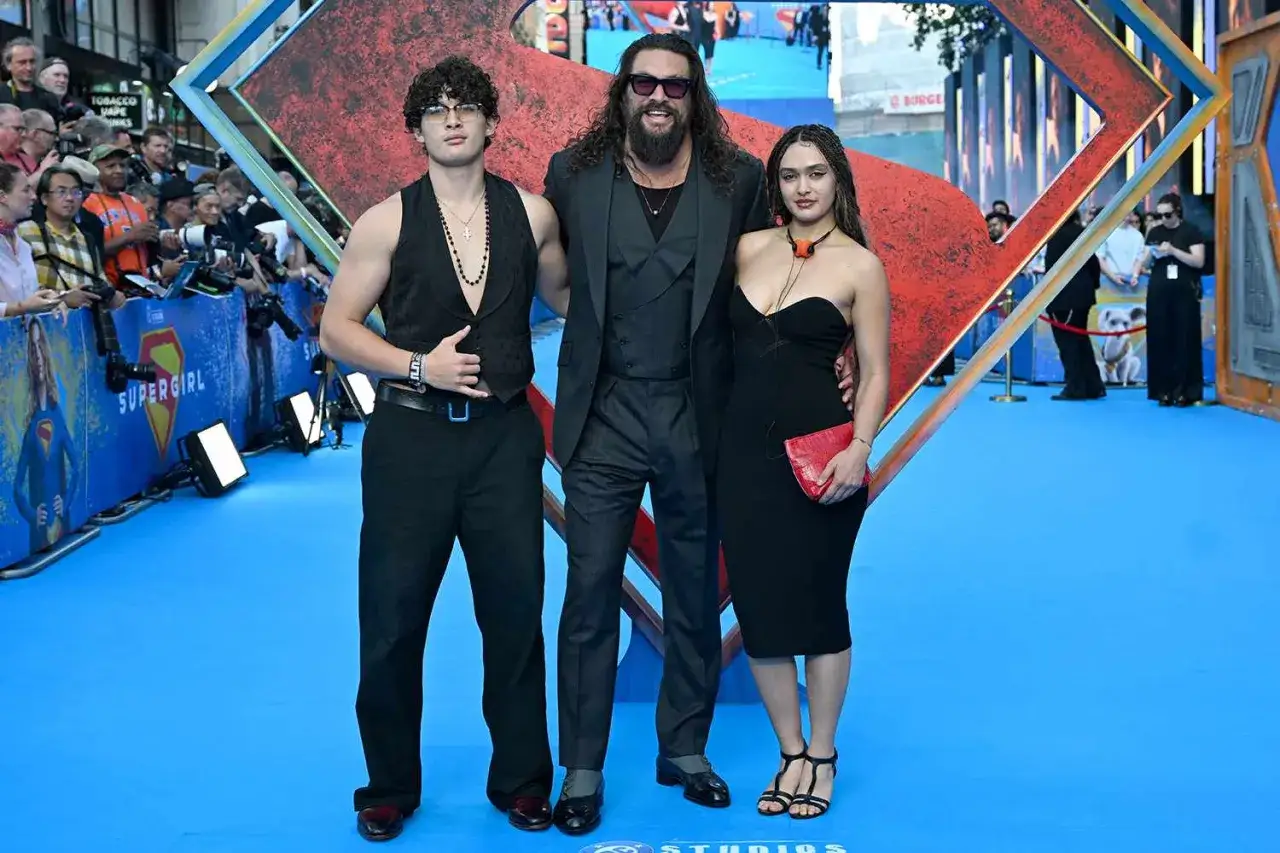 Jason Momoa z dziećmi na premierze. Gwiazda znana z filmów, seriali i programów, prezentuje rodzinne wsparcie.