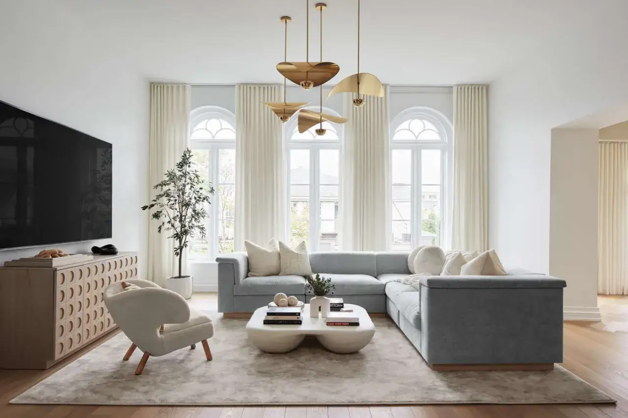 Stilvolles Wohnzimmer mit grauem Ecksofa, organischem Couchtisch und auffälligen Messing-Pendelleuchten. Tolle zimmer style ideen für ein modernes Zuhause.