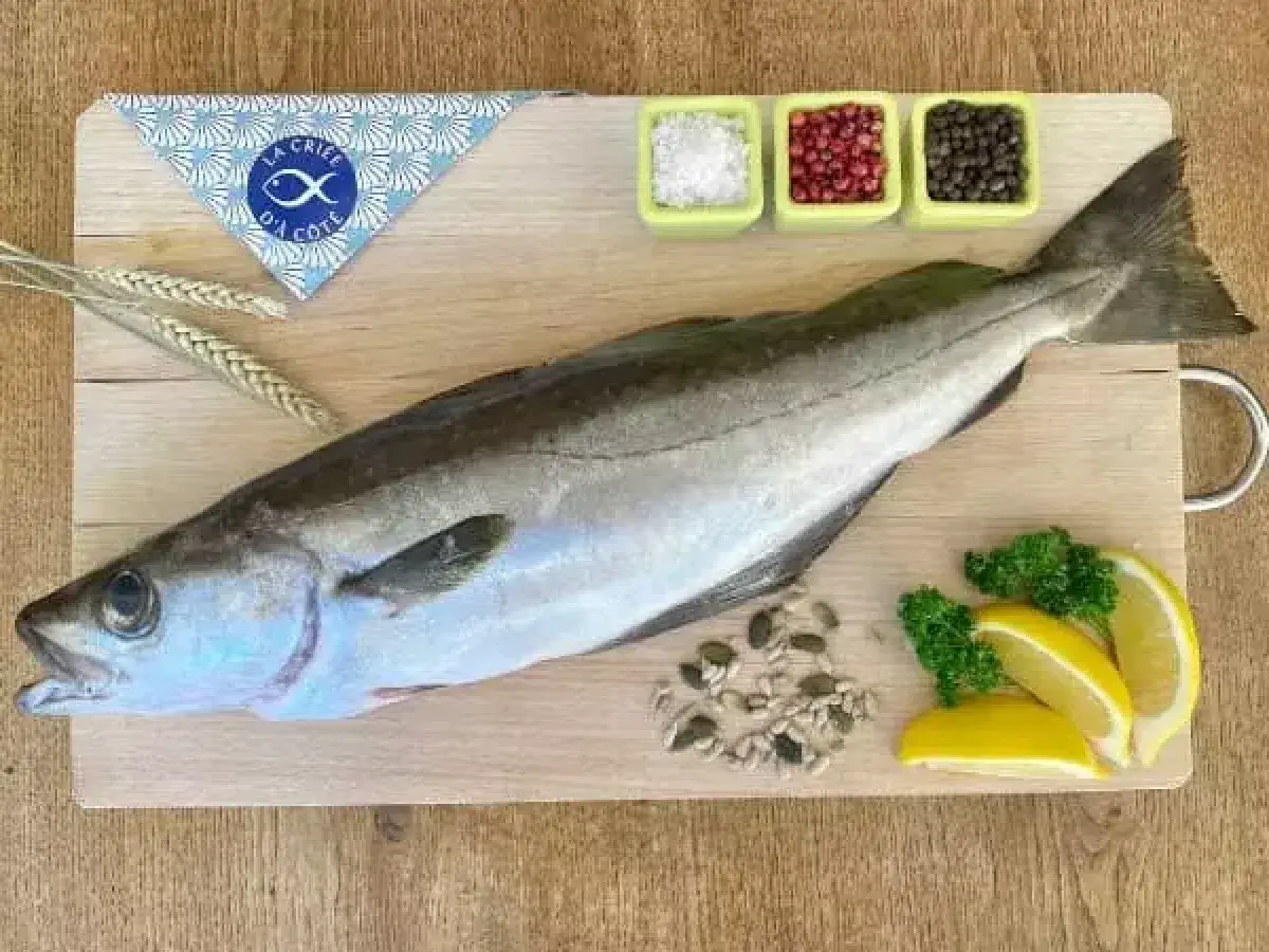 Un beau pave de lieu frais, pr&ecirc;t &agrave; &ecirc;tre cuisin&eacute; avec des &eacute;pices, du citron et des herbes.