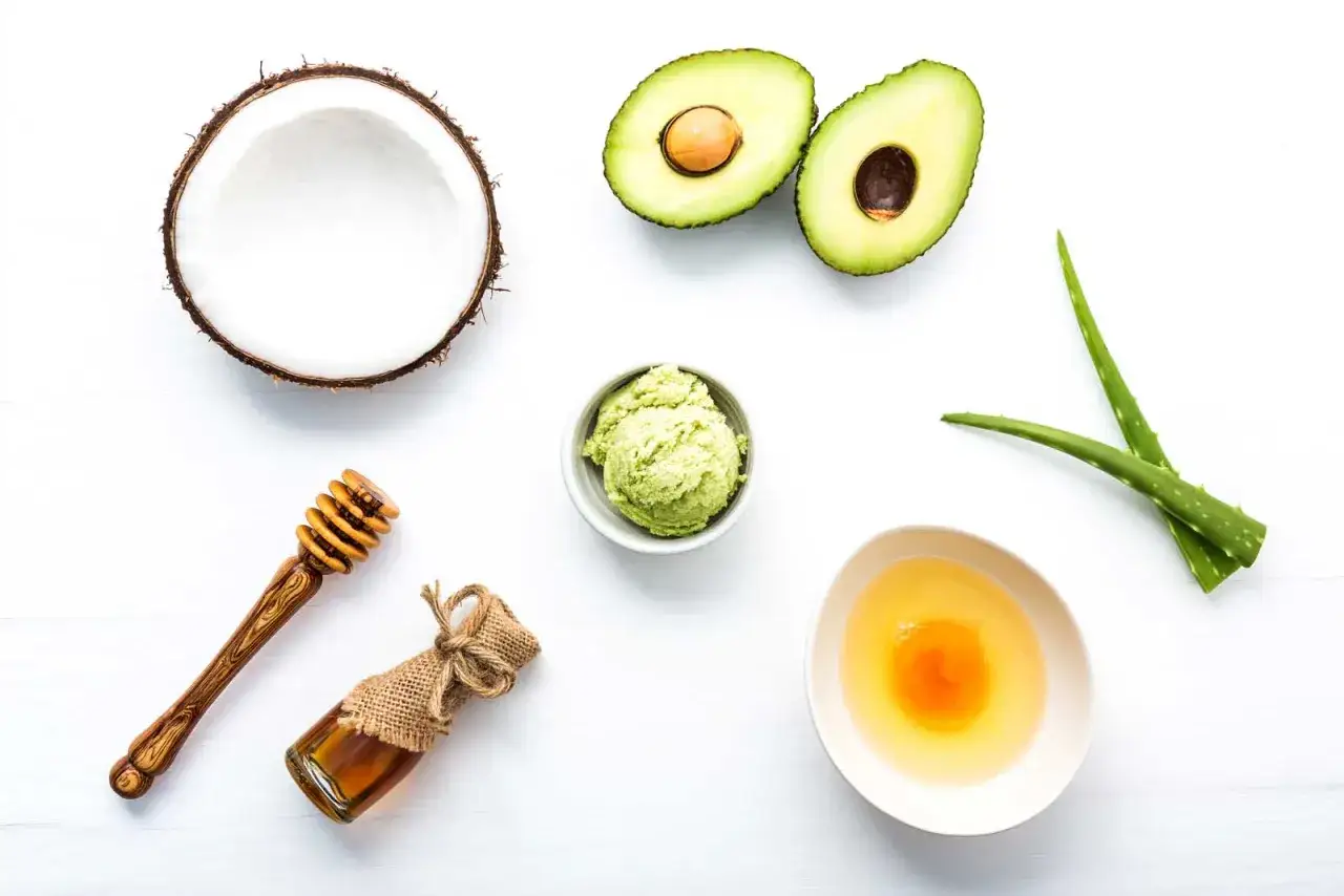 Ingredientes para una mascarilla casera para el pelo: coco, aguacate, aloe vera, huevo y miel.