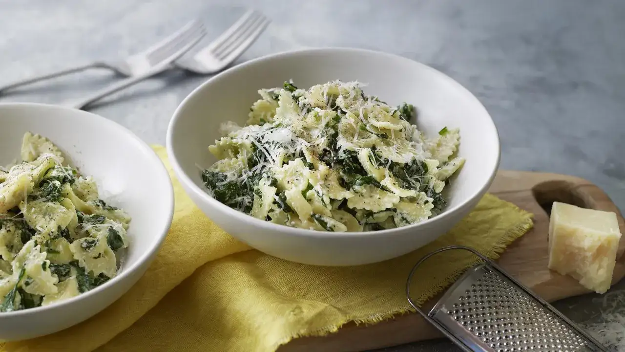 Farfallepasta med spenat och kr&auml;mig ricotta. Ett enkelt och gott ricotta recept som passar perfekt till middag.