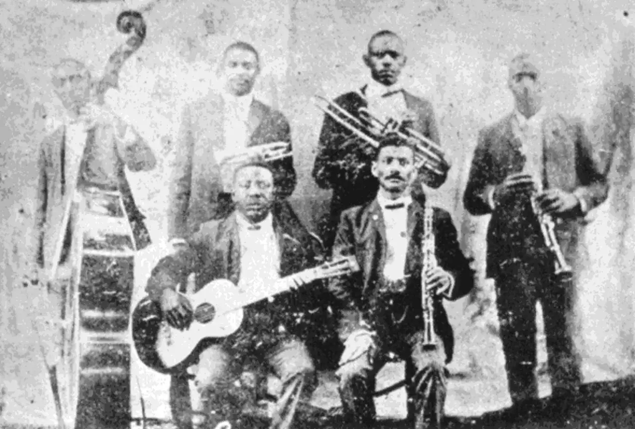 Zesp&oacute;ł muzyk&oacute;w grający muzykę jazzową: kontrabasista, gitarzysta, trębacz i klarnecista.