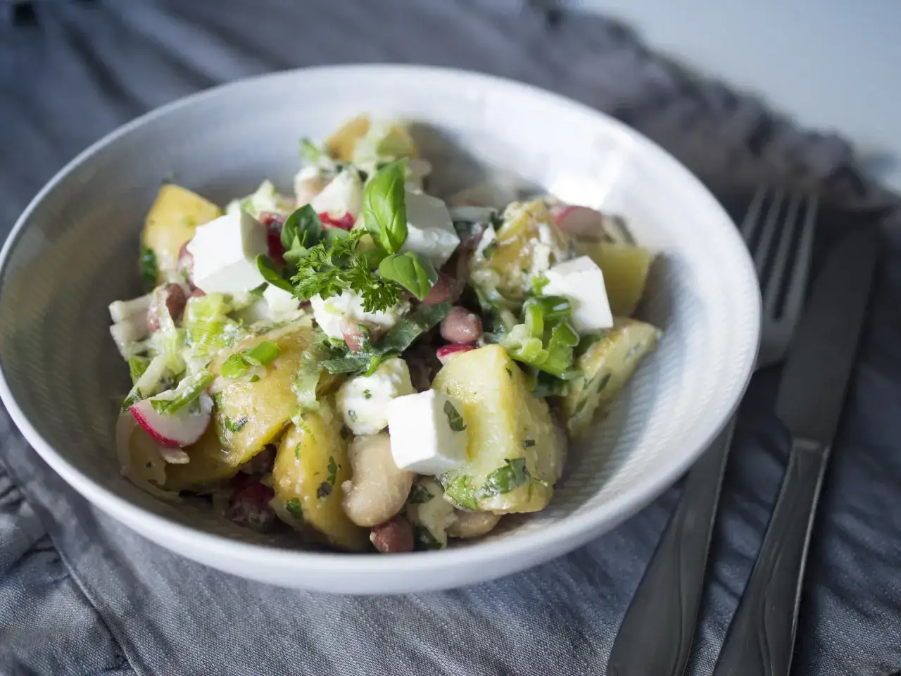 En matig sallad med potatis, b&ouml;nor, fetaost, r&auml;disor och &ouml;rter. Perfekt f&ouml;r en l&auml;tt lunch eller middag.