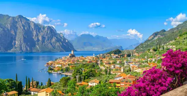 Panorama des Gardasees mit Sirmione und Bergen im Hintergrund