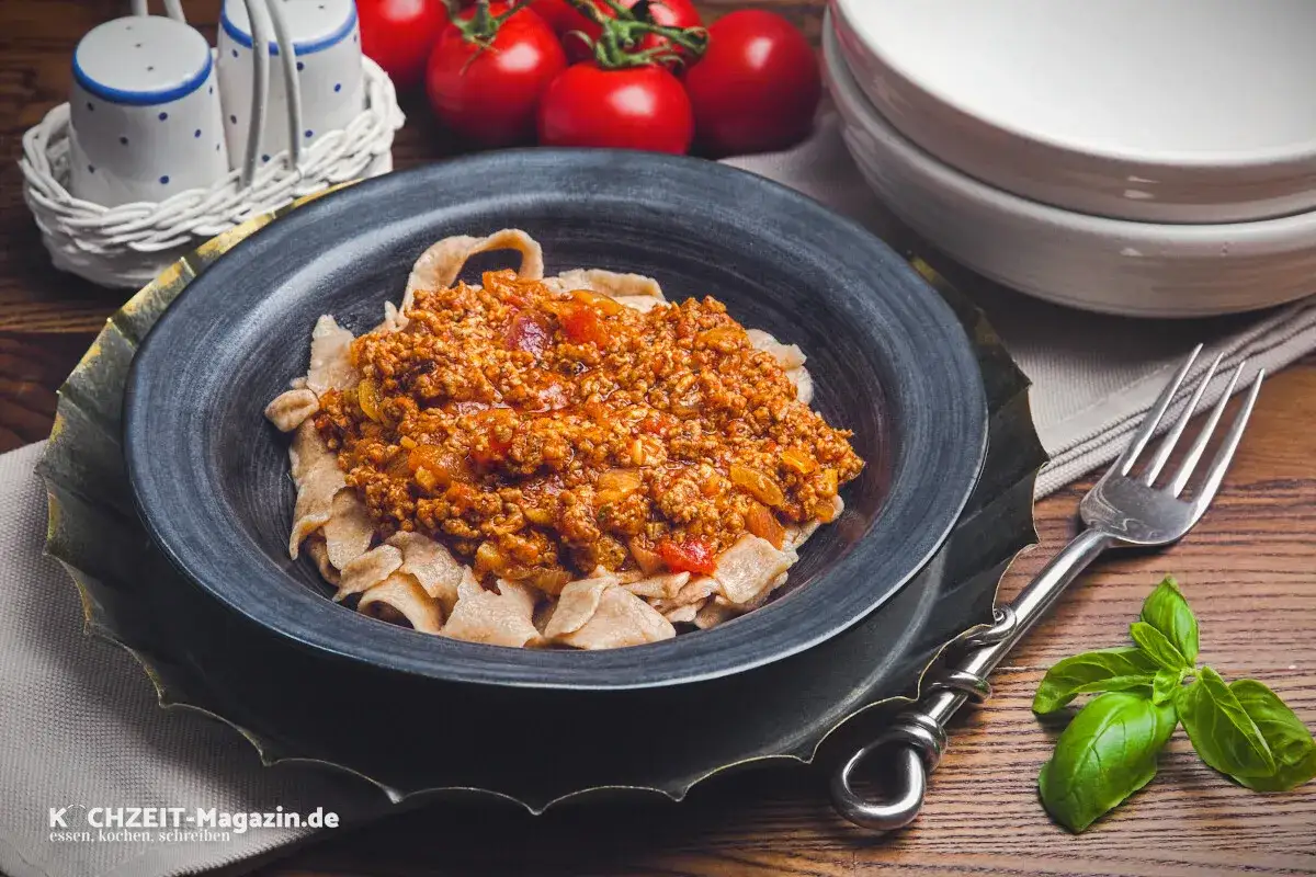 Herzhaftes Pappardelle-Rezept mit Bolognese-Sauce, garniert mit frischem Basilikum. Ein Genuss für jeden Tag!