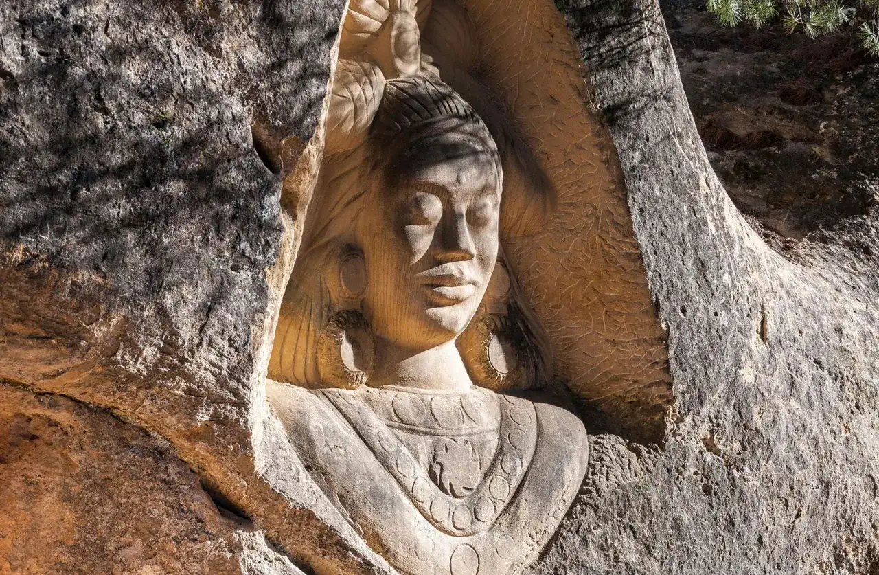 Relieve de rostro femenino en roca, parte de la sacedon ruta de las caras.