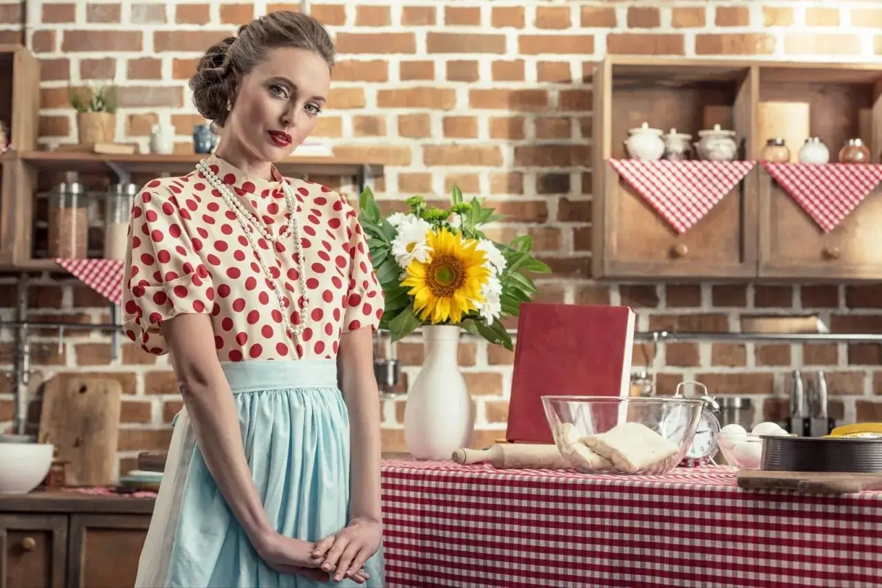 Wnętrze udekorowane w stylu lat 40. z gramofonem