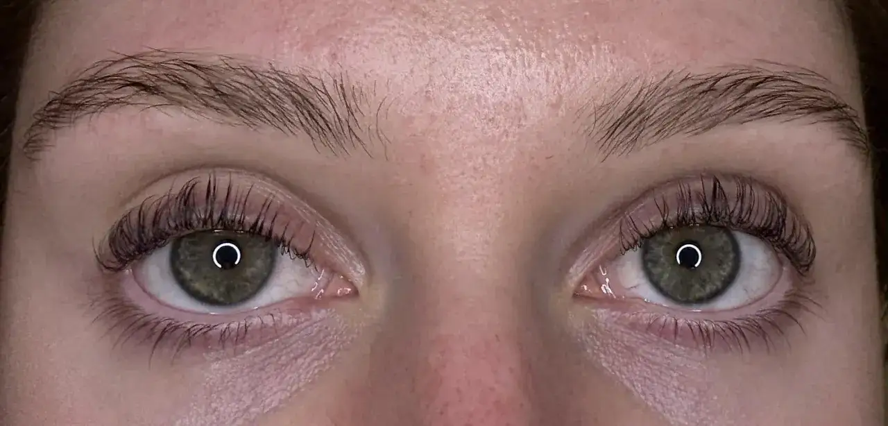 Gros plan sur des yeux verts avec des cils recourb&eacute;s. Si vous cherchez comment enlever un rehaussement de cils, cette image montre le r&eacute;sultat avant.