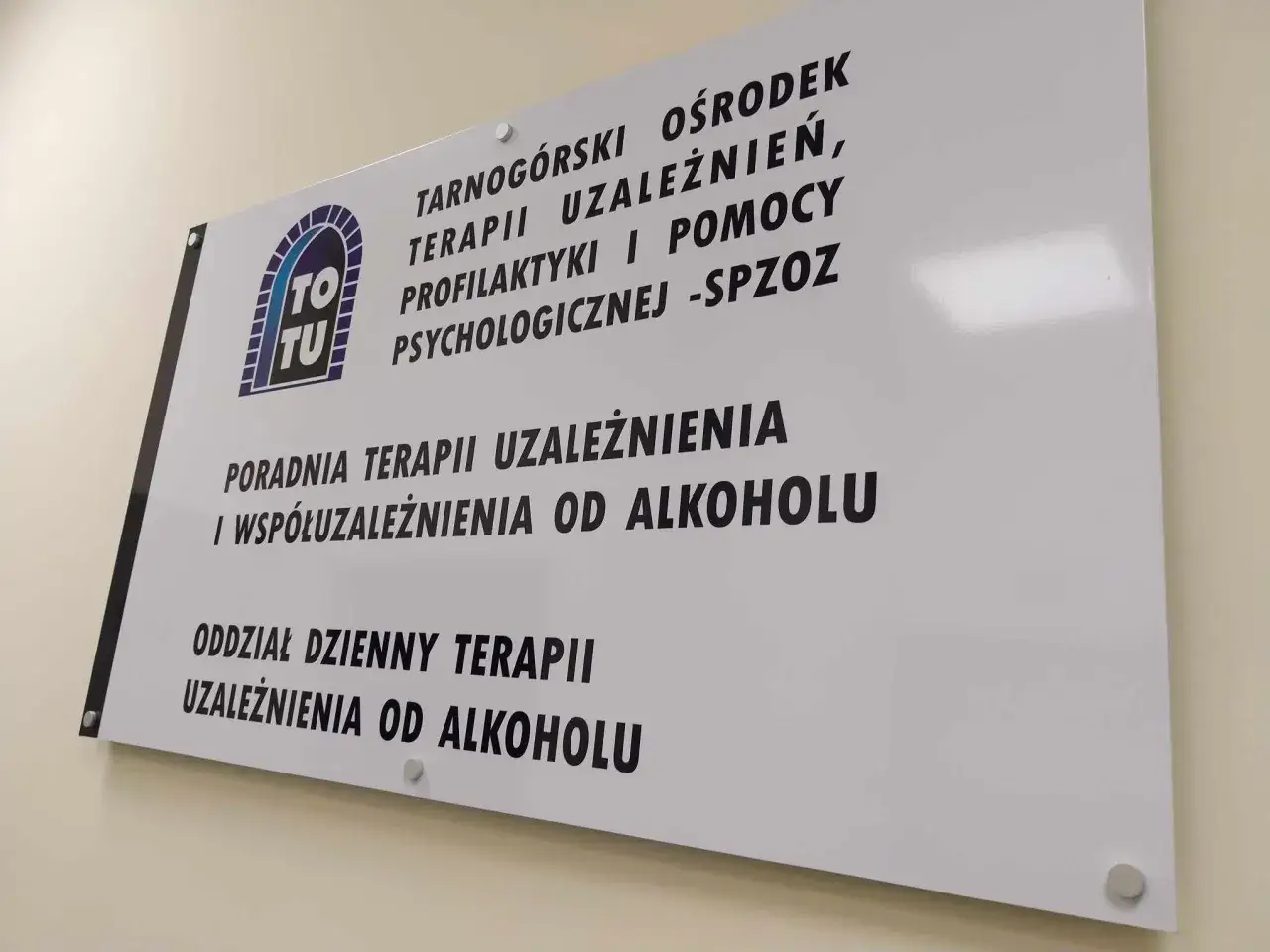 Tablica informacyjna ośrodka terapii uzależnień. Pomoc w walce z uzależnieniem mieszanym, w tym od alkoholu.