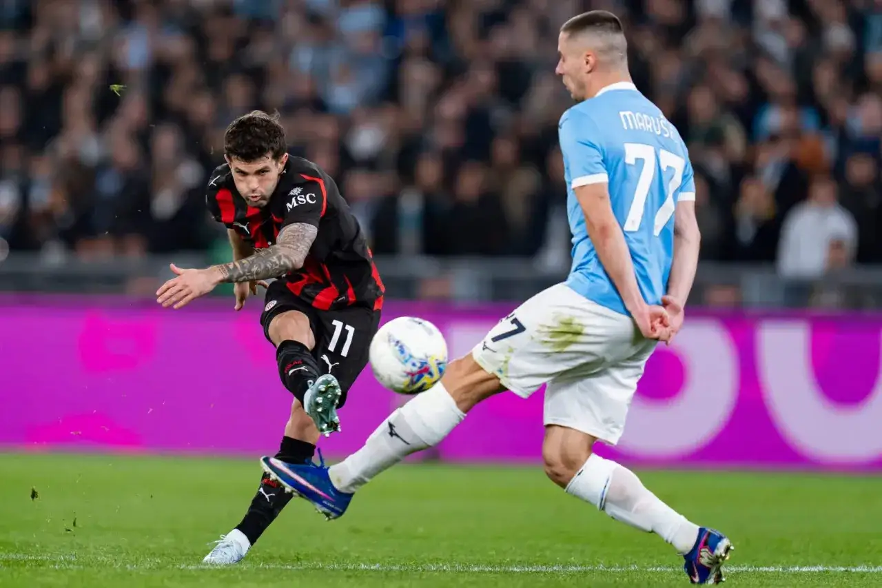 Jugador del AC Milan dispara a portería, defendido por un jugador del Napoli. Las alineaciones de Napoli contra AC Milan en este partido son clave.
