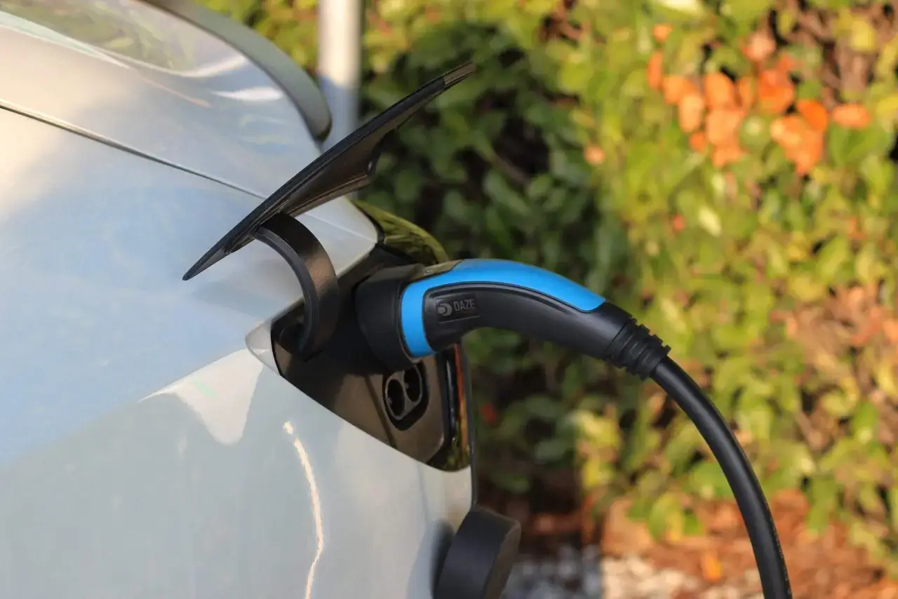 Cavo di ricarica collegato a un'auto plug-in hybrid, pronta per un futuro più pulito.
