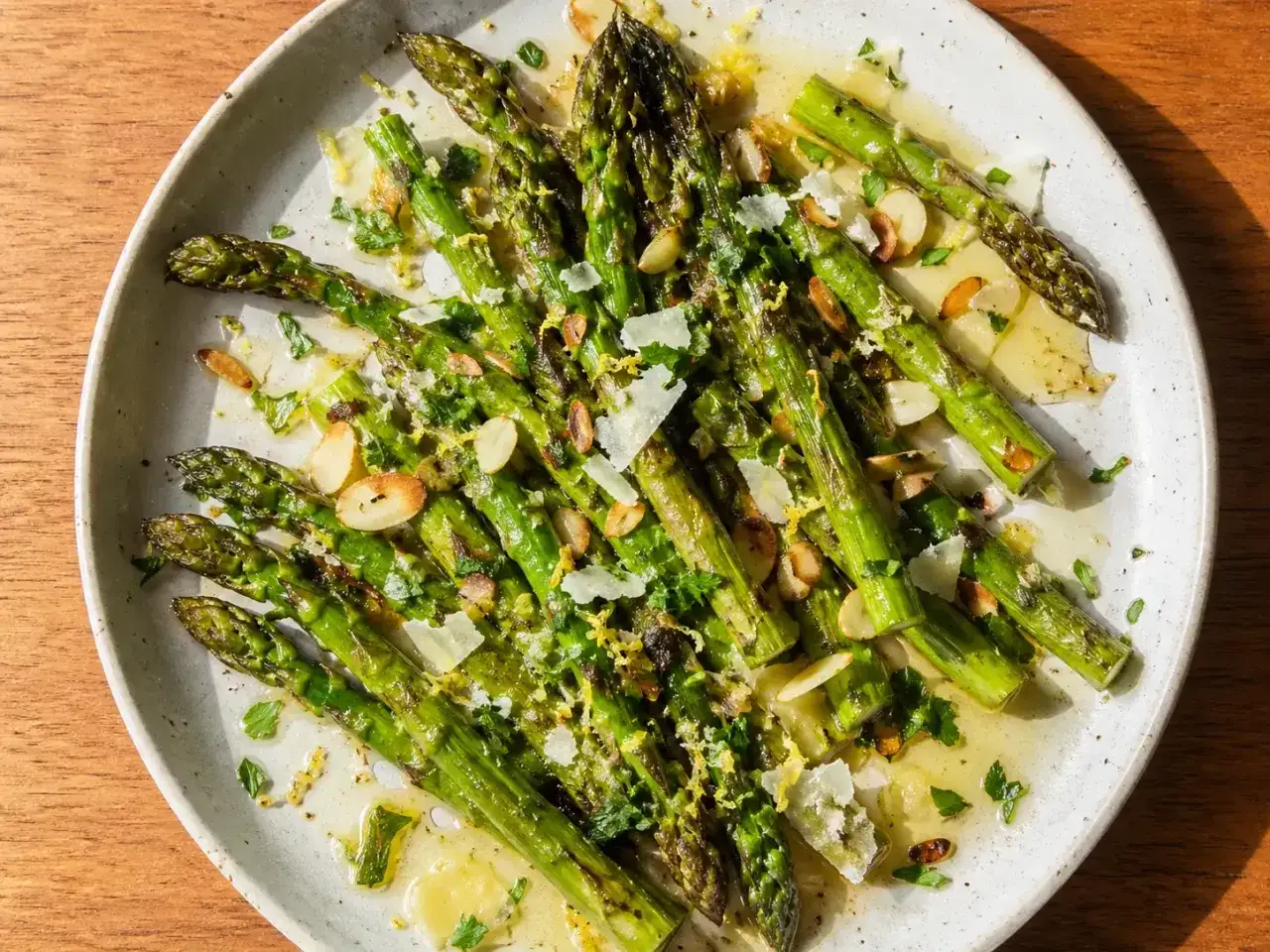 Steka sparris med mandlar, parmesan och citronzest. En härlig rätt som passar till det mesta.