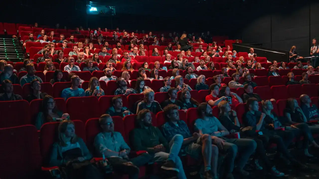 Público atento en una sala de cine, disfrutando de la **semana del cine**.