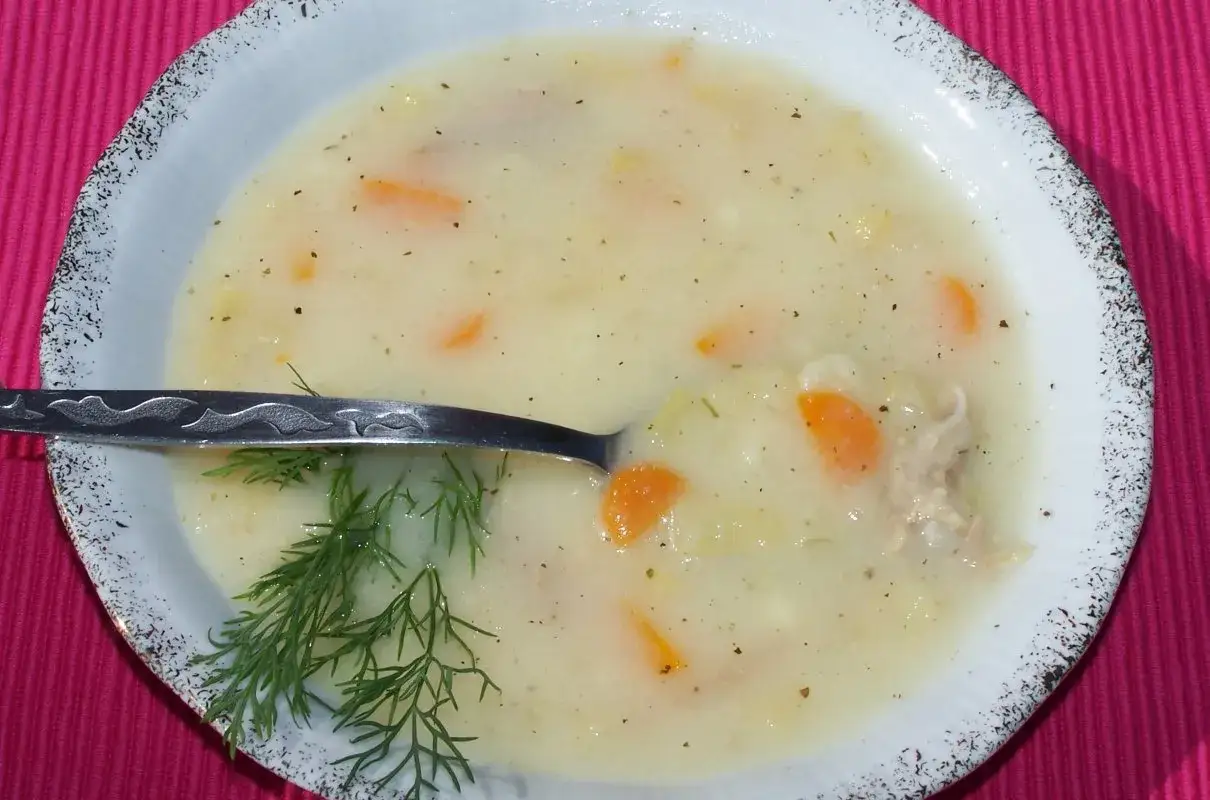 Kremowa zupa z kawałkami kurczaka, marchewki i ziemniaków. Idealna ilość kaszy do zupy, by była sycąca.