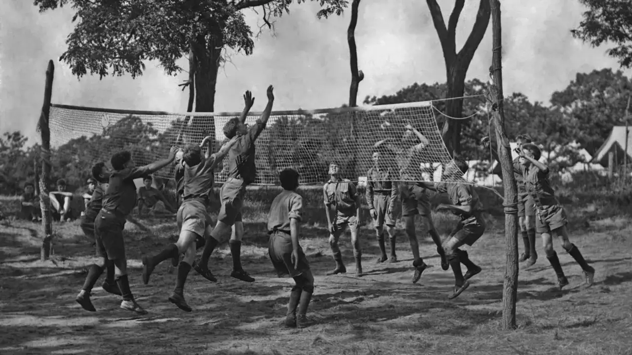Chłopcy grają w siatk&oacute;wkę, sport, kt&oacute;ry wymyślił William G. Morgan.