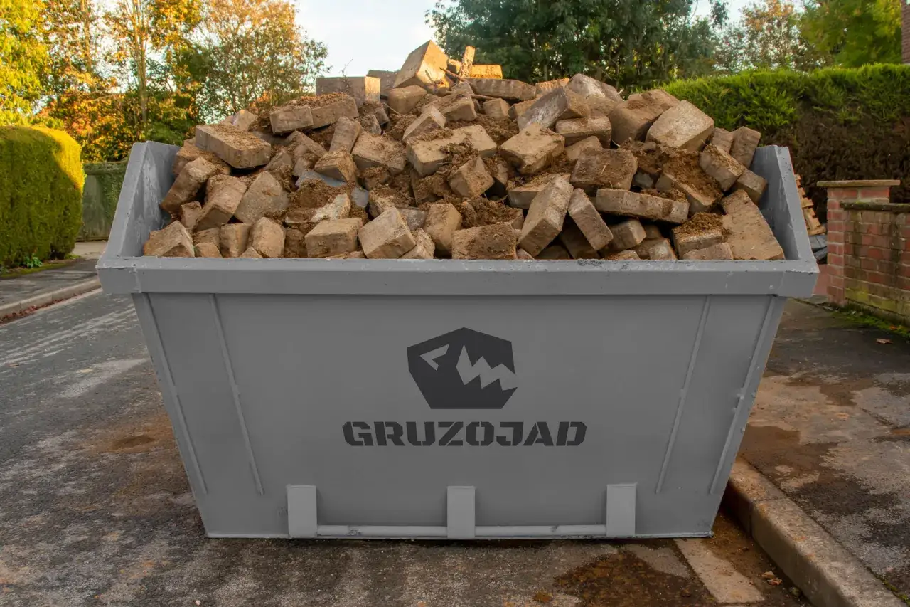 Kontener GRUZOJAD wypełniony gruzem po remoncie. Data 17 01 01.