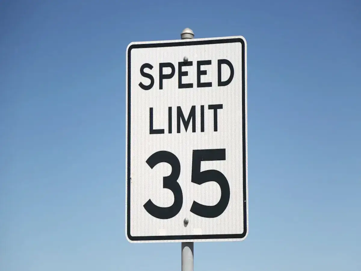Señal de límite de velocidad en Estados Unidos, indicando 35 mph. Un recordatorio para conducir con precaución.