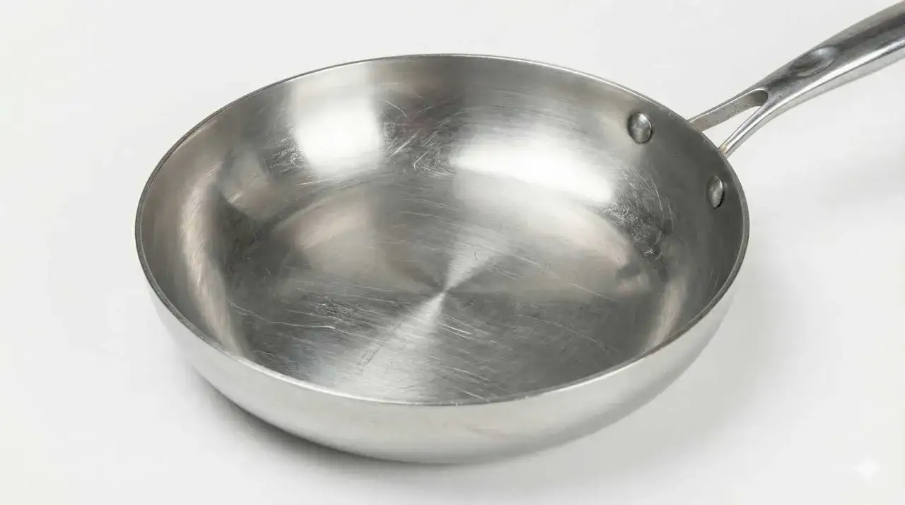 Po&ecirc;le en aluminium, id&eacute;ale pour une cuisine saine et sans rev&ecirc;tement. Son design simple et sa robustesse en font un ustensile de choix.