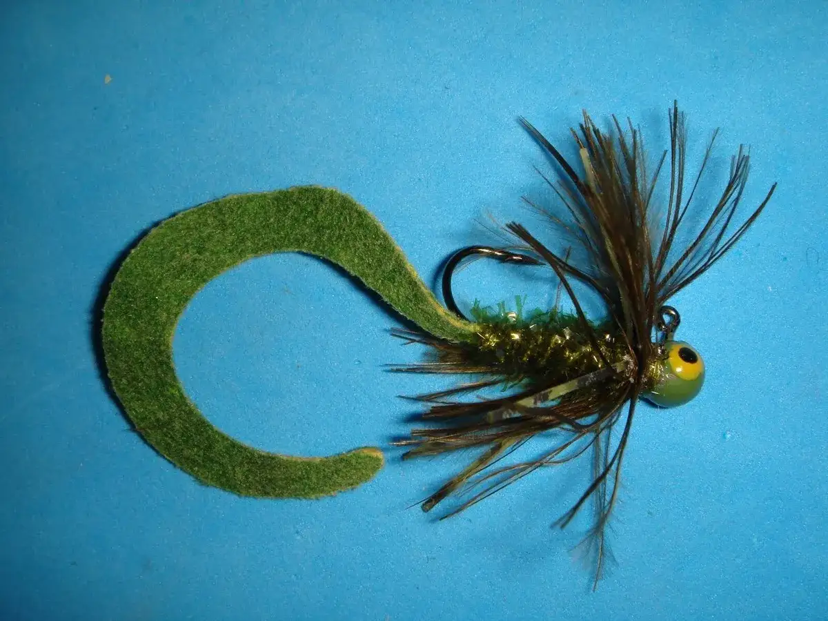Grüne Gummiwürmer und Streamer für das Fischen, bereit, Raubfische zu locken.