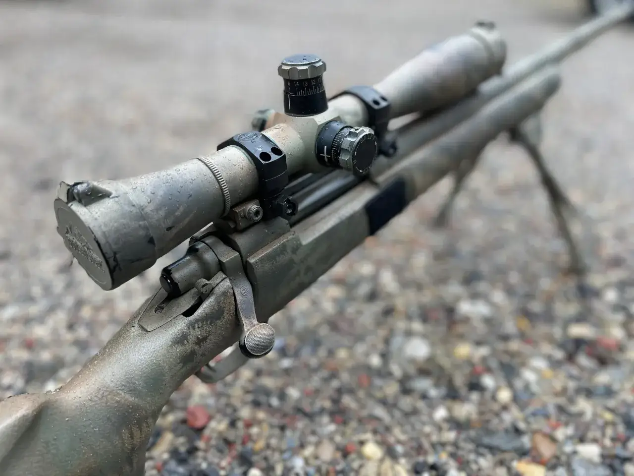 Un fusil de précision Remington M24, camouflé et mouillé, prêt pour l'action.