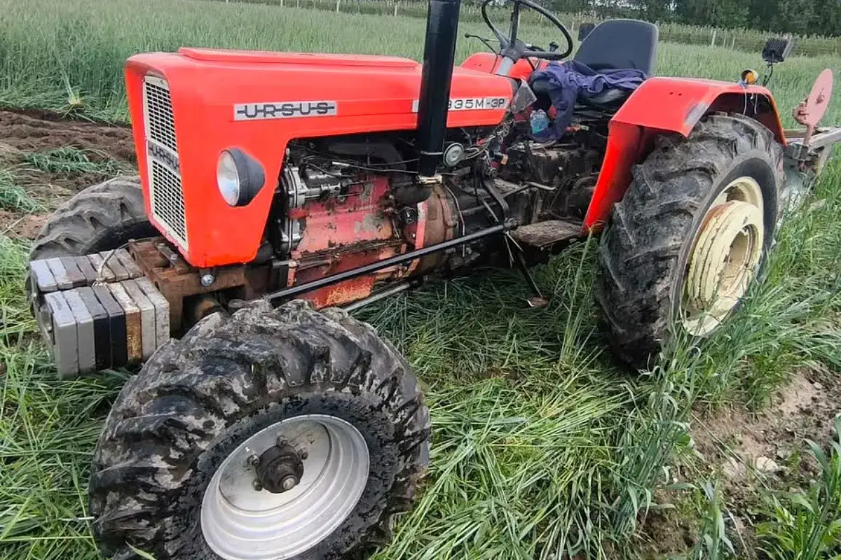 C-360 z obciążnikami z przodu. Ciągnik w polu, gotowy do pracy.