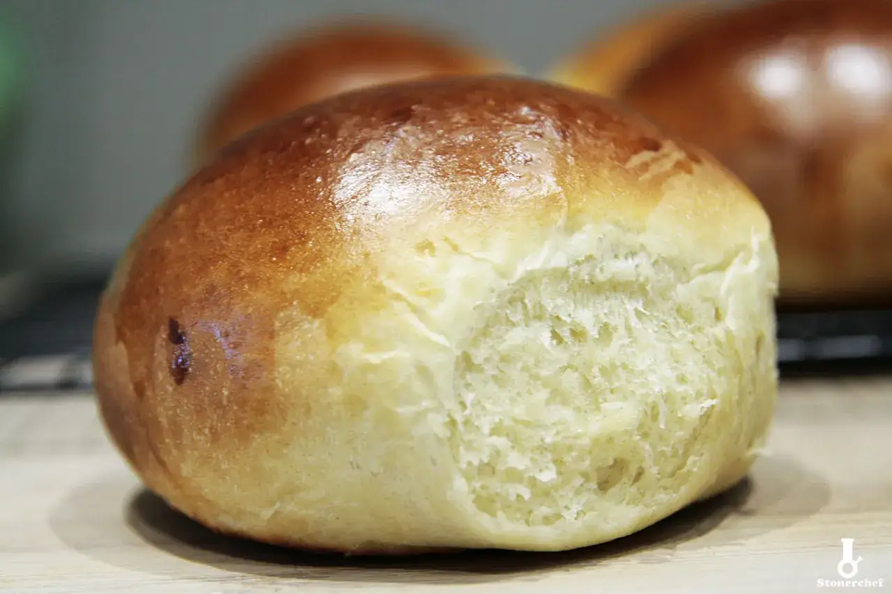 Złocista bułka brioche z puszystym wnętrzem, idealna na śniadanie.