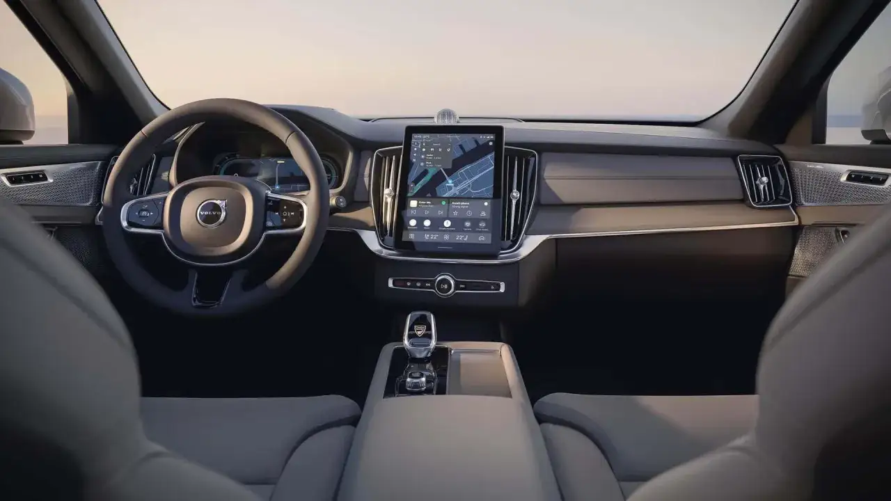 Wnętrze Volvo XC90 z dużym ekranem nawigacji. Sprawdź aktualną volvo xc90 cenę i wyposażenie.