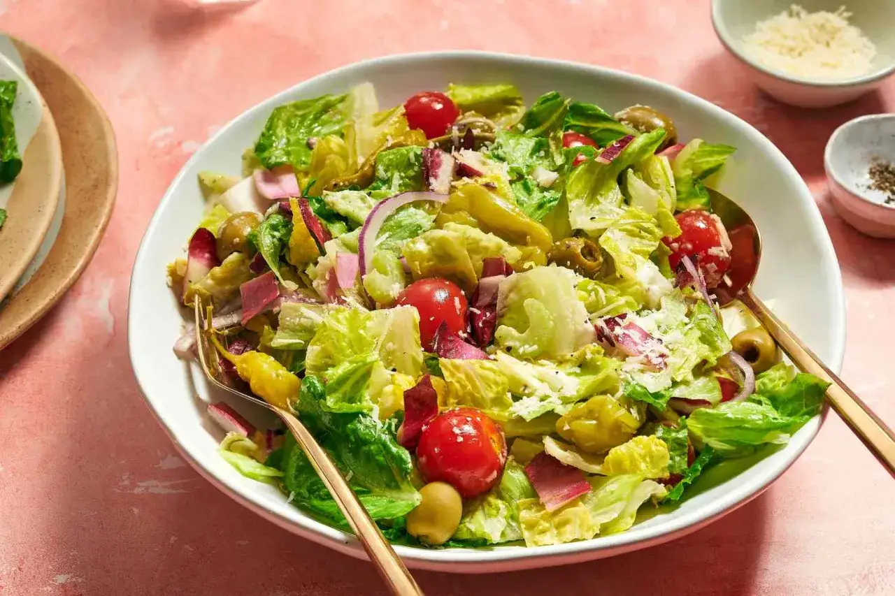 En fräsch italiensk sallad med krispig sallad, tomater, oliver och lök. Perfekt som tillbehör eller lätt lunch.