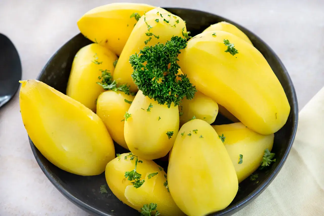 Ged&auml;mpfte Kartoffeln mit Petersilie garniert, ein einfacher Weg, wie koche ich Kartoffeln f&uuml;r eine k&ouml;stliche Beilage.