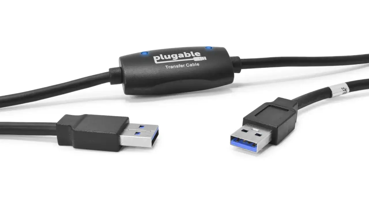 Kabel Plugable Transfer Cable ułatwia szybkie przesyłanie zdjęć z telefonu na komputer.