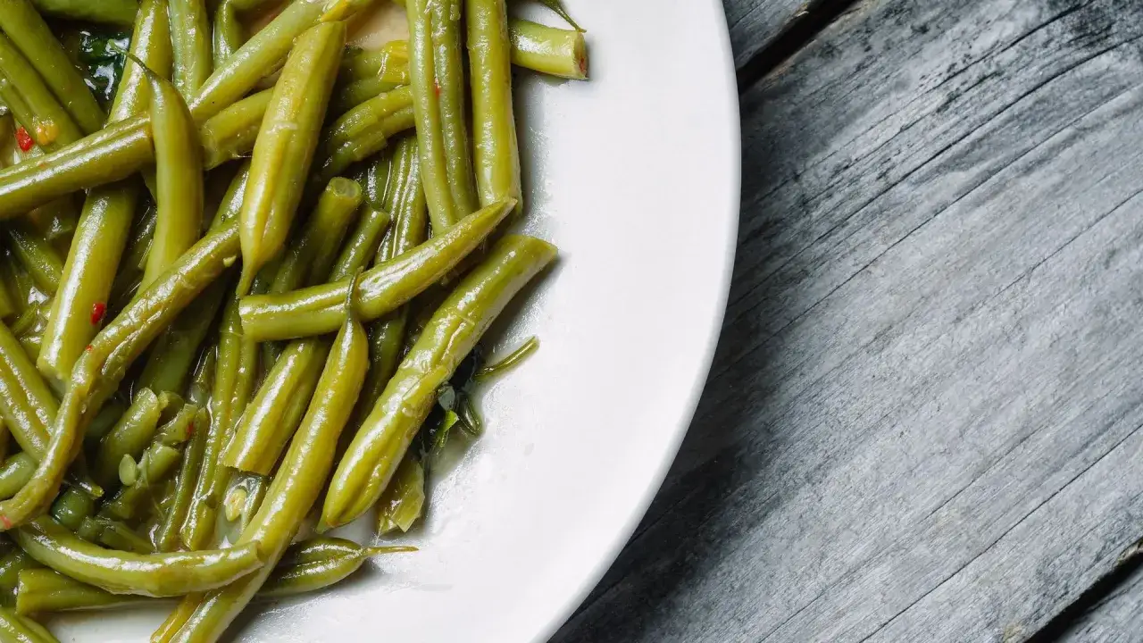 Judías verdes tiernas y brillantes, perfectas para tus recetas. Un plato sencillo y delicioso.