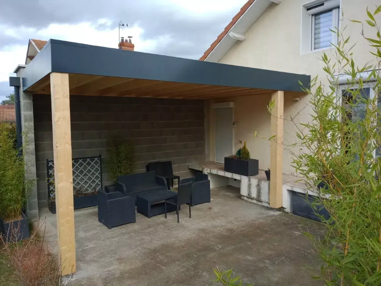 Am&eacute;nagement ext&eacute;rieur : projet pour faire un toit terrasse en bois. Salon de jardin sous abri moderne.