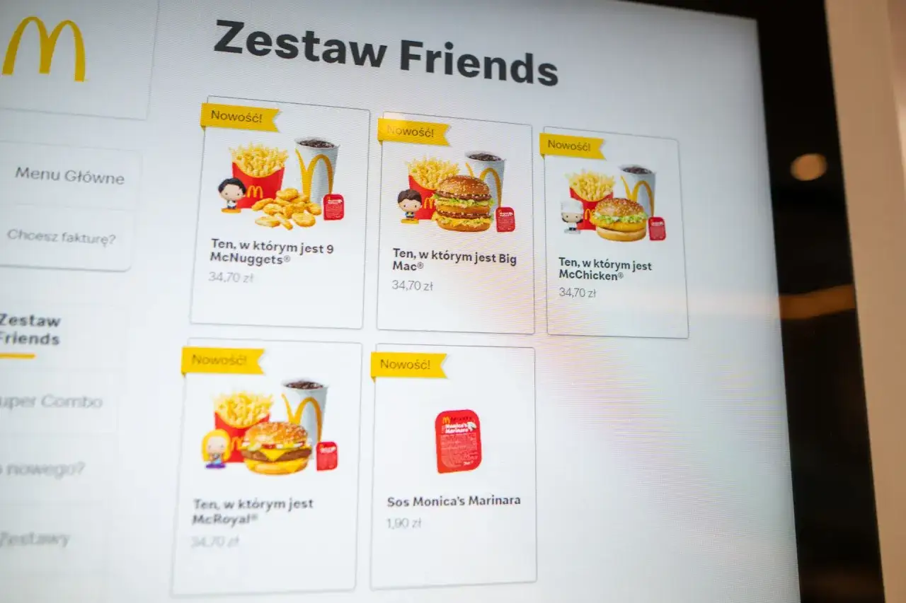 Sos Monica's Marinara kosztuje 1,90 zł. Na ekranie widać też zestawy Friends z frytkami, napojem i burgerami.