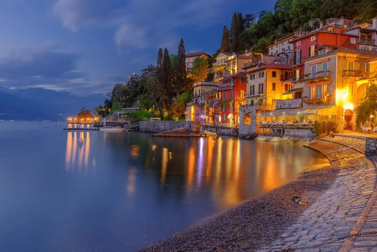 Village coloré au bord d'un lac, reflets lumineux dans l'eau. Une belle heure bleue photo.