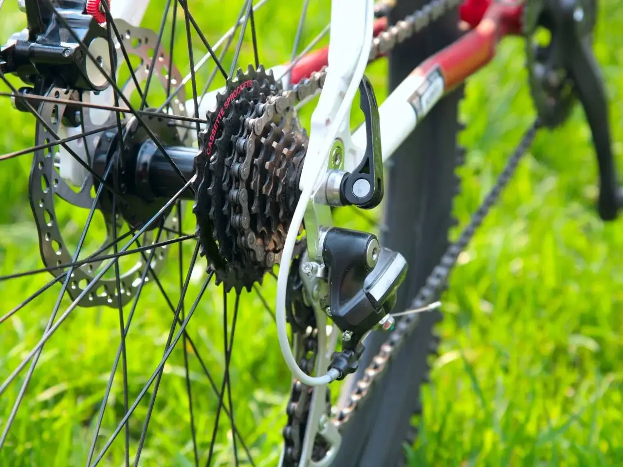 Nahaufnahme des Fahrrad-Schaltwerks, das die Kettenschaltung zeigt. Ein Vergleich mit einer Nabenschaltung wäre interessant.