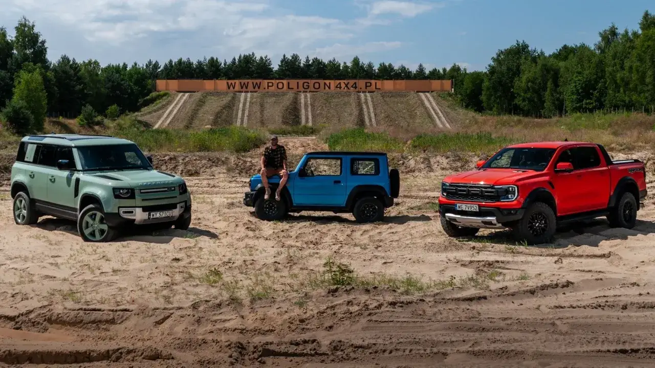 Trzy auta terenowe: zielony Defender, niebieski Jimny i czerwony Raptor. Które auto terenowe wybierasz na wycieczkę?
