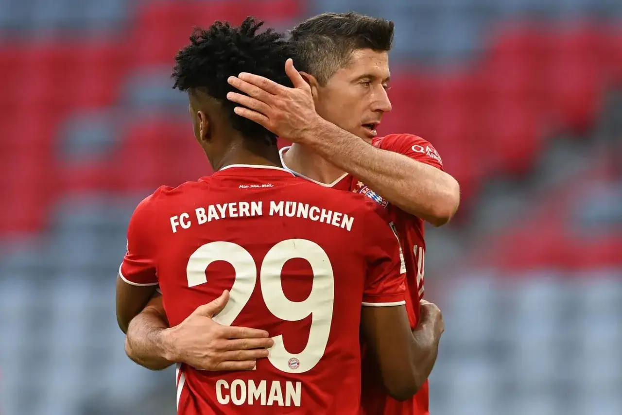Robert Lewandowski obejmuje Kingsleya Comana po zwycięstwie w Lidze Mistrzów 2020.