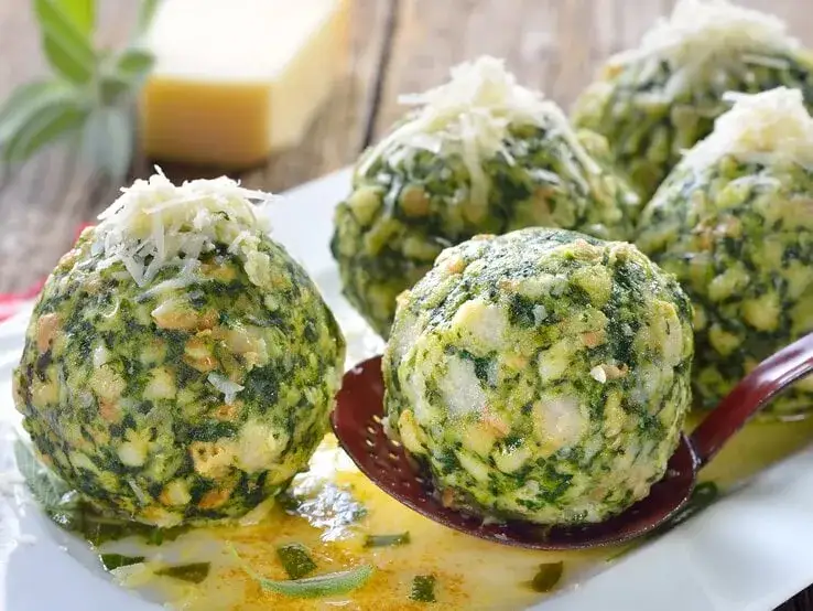 Teller mit Spinatknödeln in Salbeibutter und Parmesan